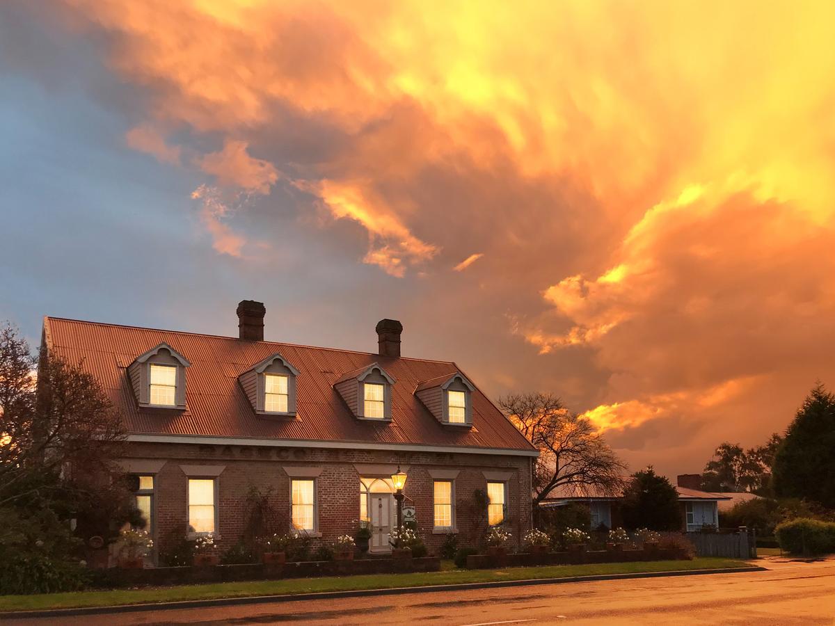 The Racecourse Inn Longford Buitenkant foto